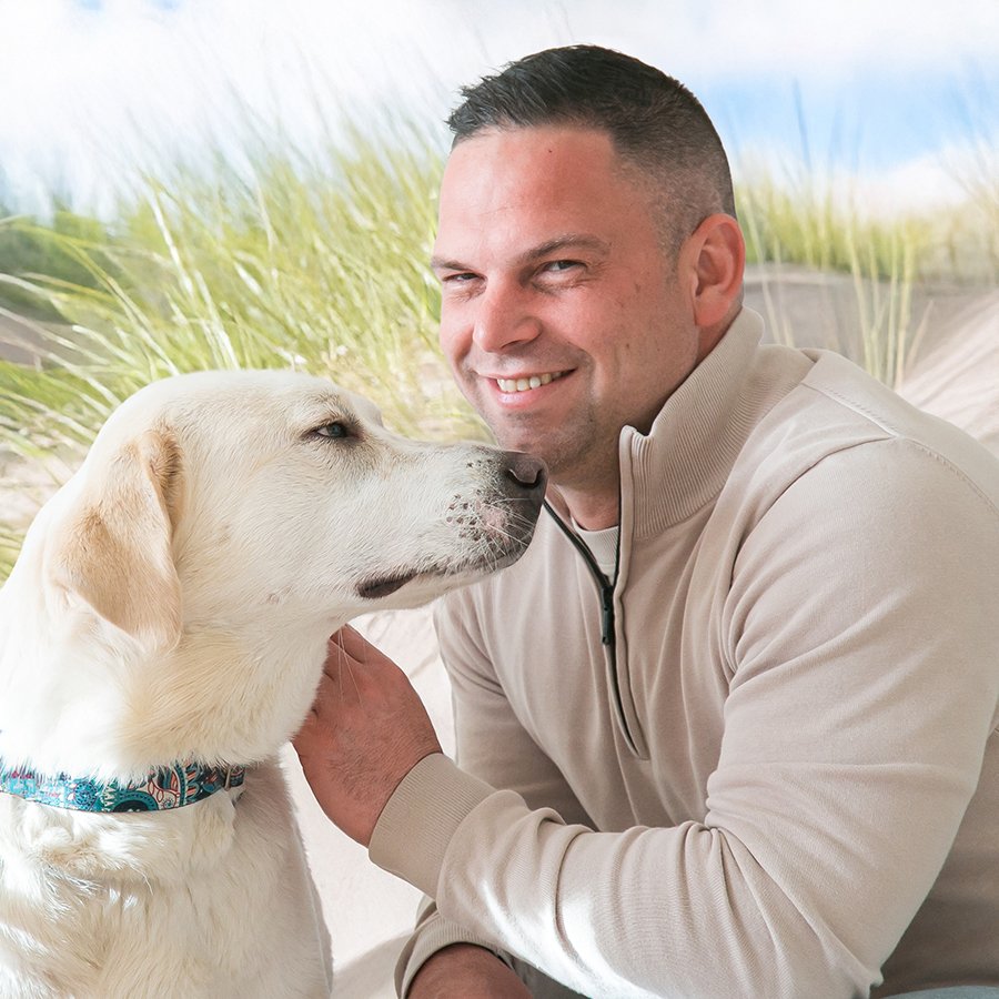 Man met hond die samen genieten van natuurlijke hondensnacks