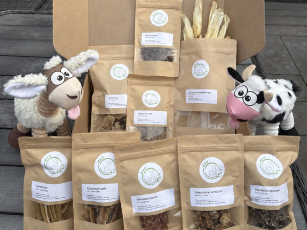 SnackNatuurlijk Boerderijbox Puppy met natuurlijke hondensnacks en pluche speeltje
