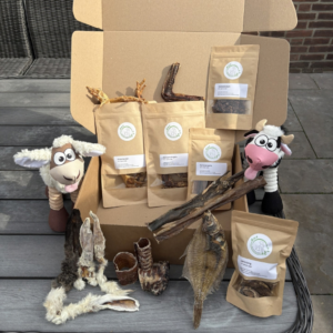SnackNatuurlijk Boerderijbox met natuurlijke hondensnacks en pluche speeltje