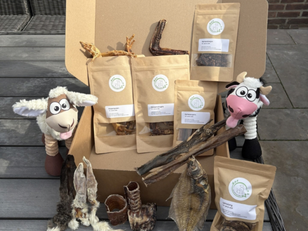 SnackNatuurlijk Boerderijbox met natuurlijke hondensnacks en pluche speeltje